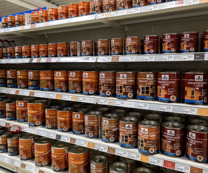 Regal mit Holzschutzlasuren in verschiedenen Farbtönen von OPUS1 im Sortiment von bauXpert Dittmer