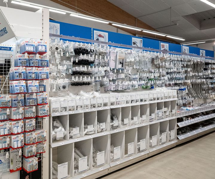 Sanitär-Zubehörwand bei bauXpert Dittmer mit Rohrverbindungen, Dichtungen, Siphons und flexiblen Schläuchen in übersichtlicher Sortierung