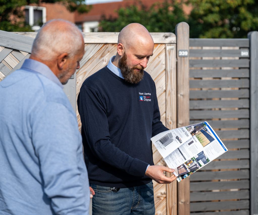 Beratungsgespräch Zäune Ausstellung bauxpert Dittmer Lütjenburg