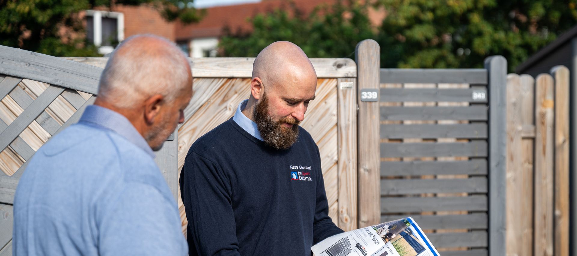 Beratungsgespräch Zäune Ausstellung bauxpert Dittmer Lütjenburg