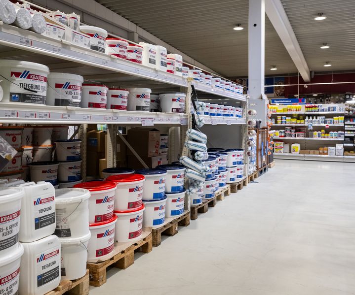 Farbenregal im bauXpert Dittmer Markt mit Malerbedarf wie Tiefgrund, Vlieskleber und Dispersionsfarben von KRAUTOL