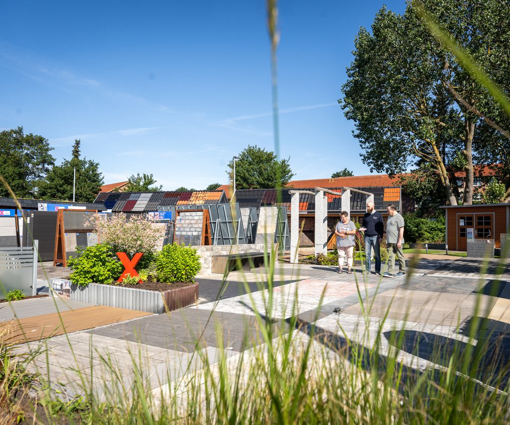 Übersicht der Gartenausstellung von bauXpert Dittmer in Lütjenburg mit Pflasterflächen, Terrassendielen und Sichtschutzelementen