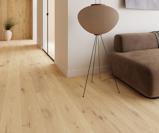 Eiche Parkett im Wohnzimmer mit braunen Sofa