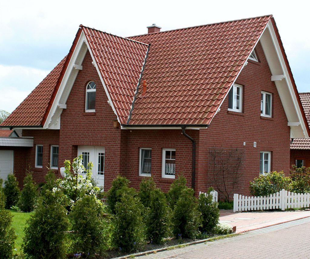 Einfamilienhaus mit rotem klinker und Dachziegel von Nelskamp H10