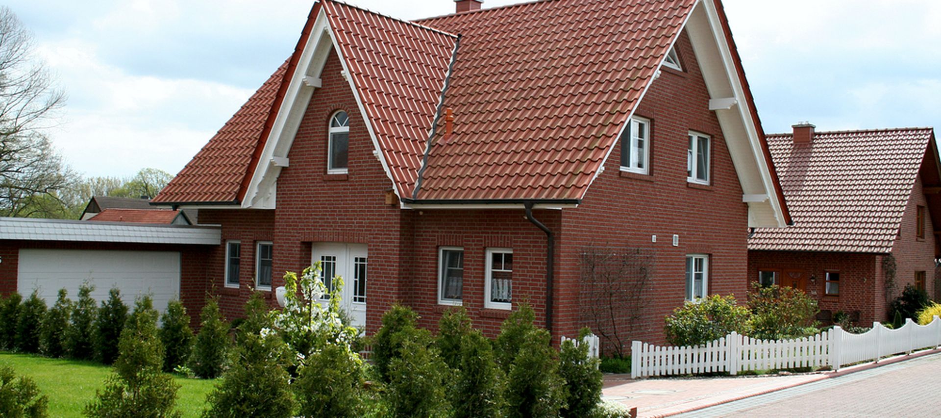 Einfamilienhaus mit rotem klinker und Dachziegel von Nelskamp H10