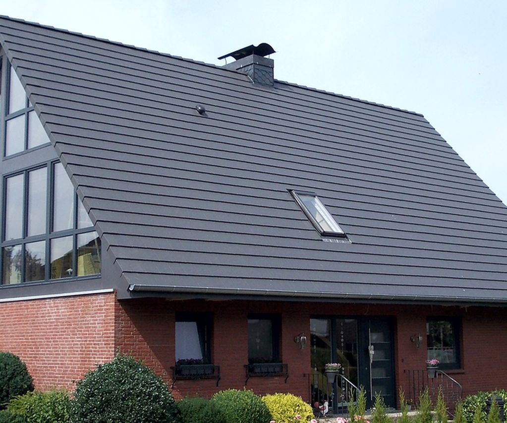 Einfamilienhaus eingedeckt mit Nelskamp Planum Dachziegeln in anthrazit