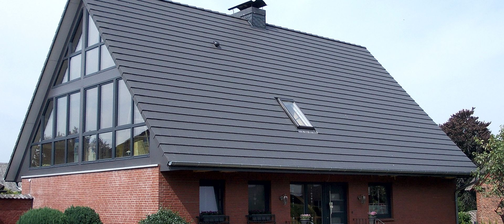 Einfamilienhaus eingedeckt mit Nelskamp Planum Dachziegeln in anthrazit