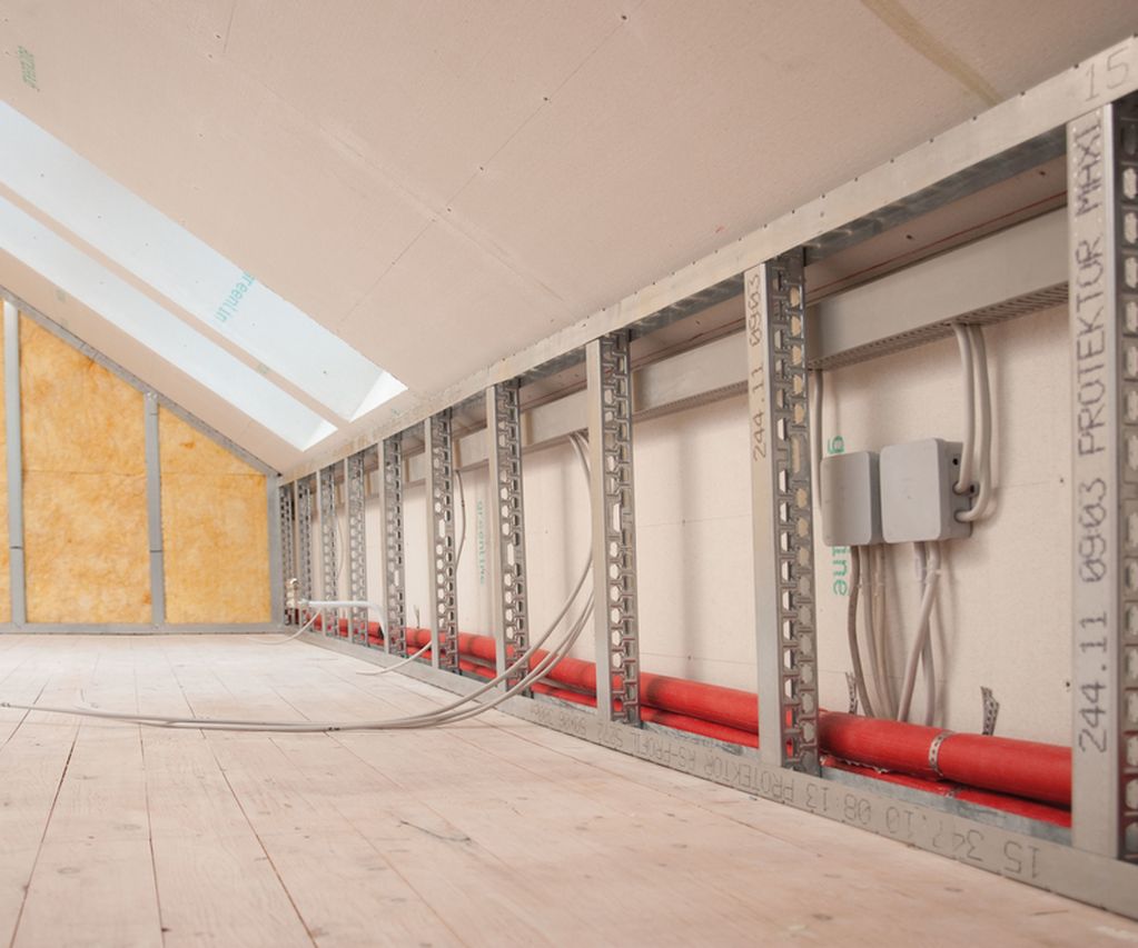 Trockenbauprofile für Kniestock sind im Dachgeschoss verbaut wurden, der Fußboden ist aus Holzdielen