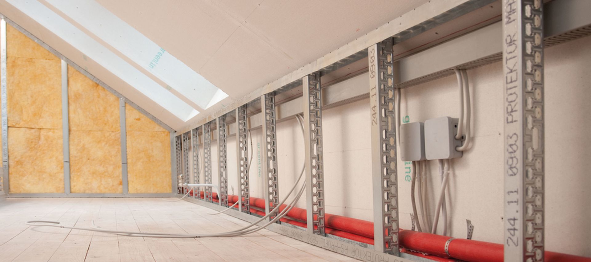 Trockenbauprofile für Kniestock sind im Dachgeschoss verbaut wurden, der Fußboden ist aus Holzdielen