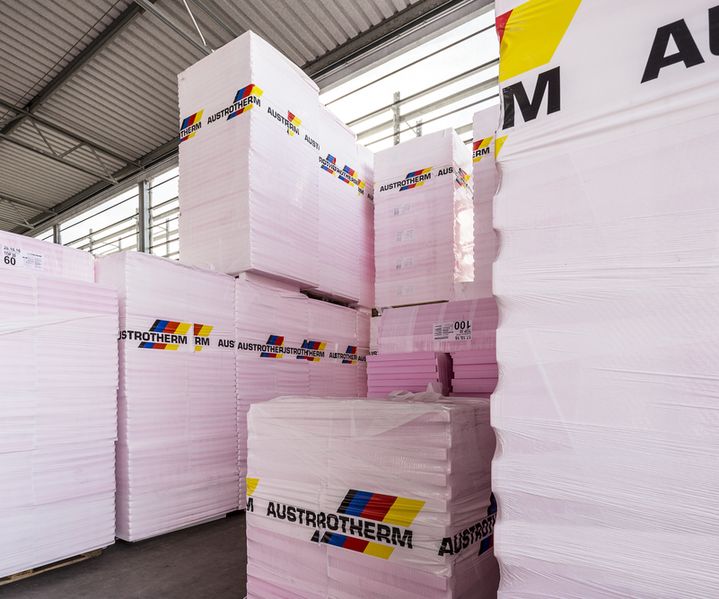 XPS Dämmstoffe zum Verkauf gestapelt im Baustofflager