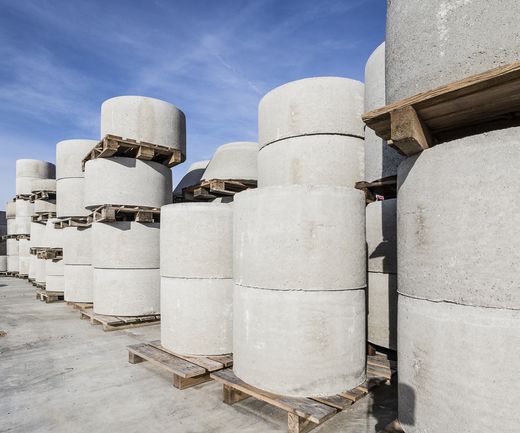 Betonschächte für den Tiefbau stehen im Lager zum Verkauf bereit