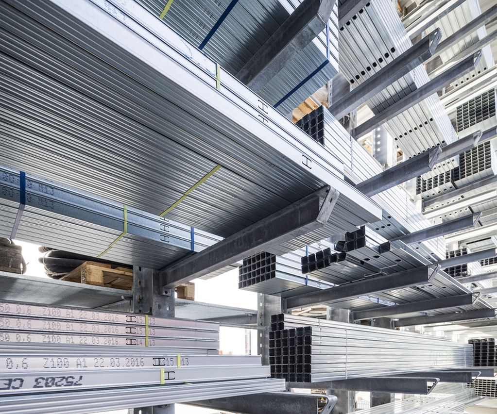 Trockenbauprofile CW und UW liegen im Baustofflager im Kragarmregal zum verkauf bereit