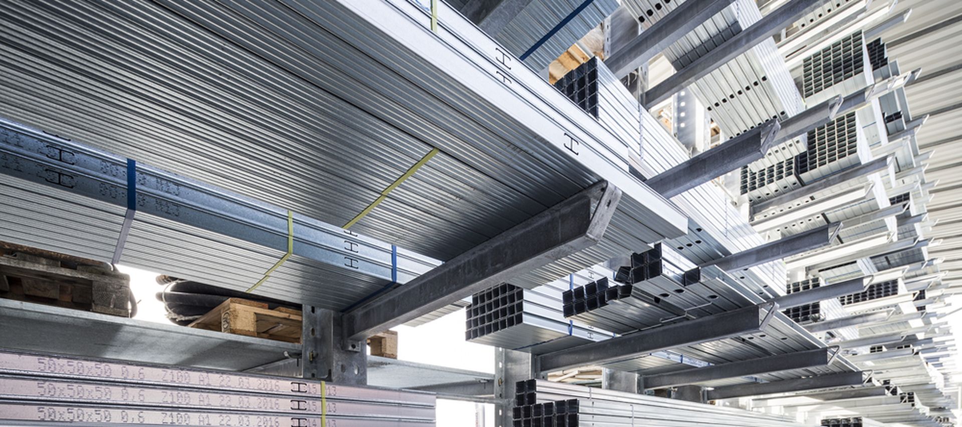 Trockenbauprofile CW und UW liegen im Baustofflager im Kragarmregal zum verkauf bereit