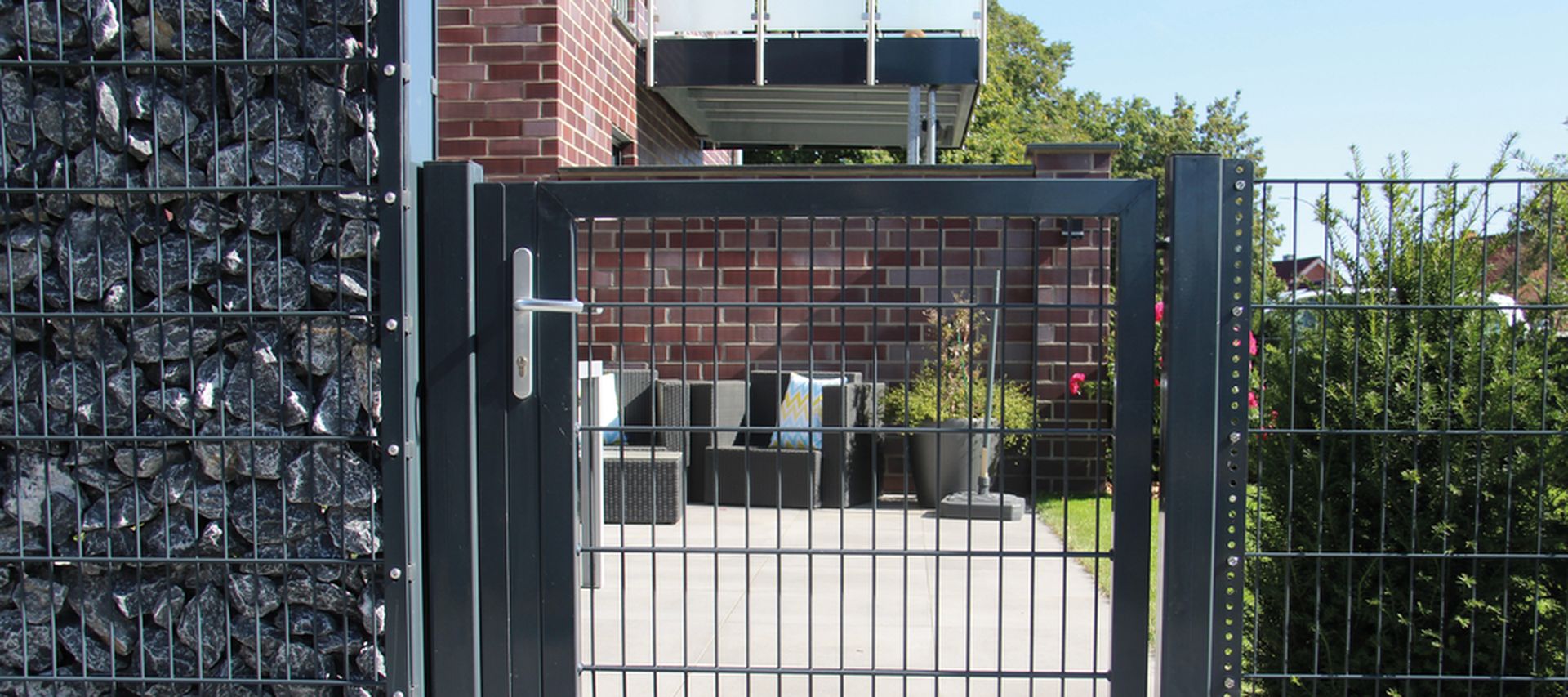 Doppelstabmattenzaun mit Tor