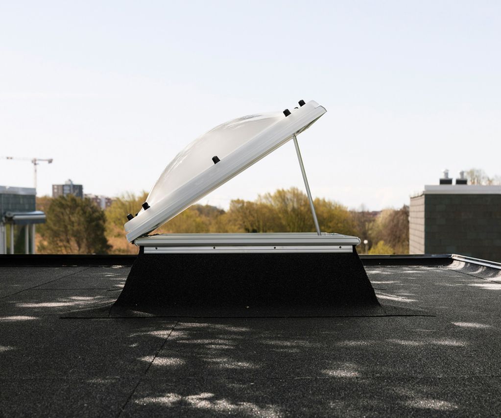 Schweißbahnen auf Flachdach mit einer Lichtkuppel von Velux