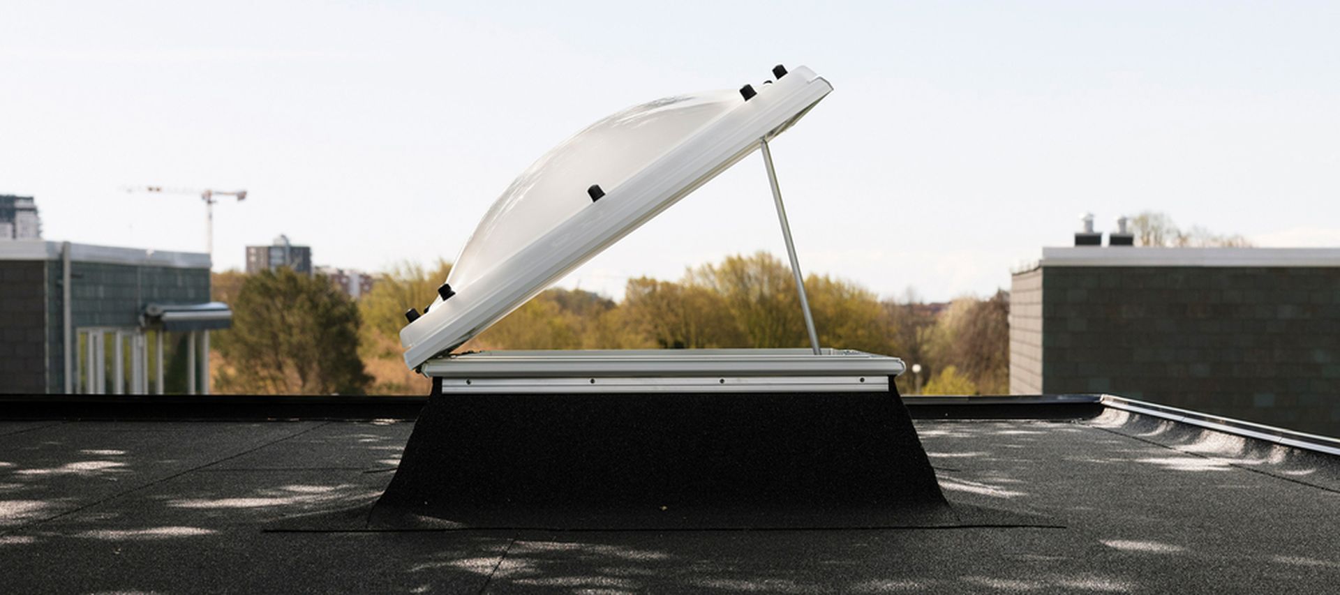 Schweißbahnen auf Flachdach mit einer Lichtkuppel von Velux