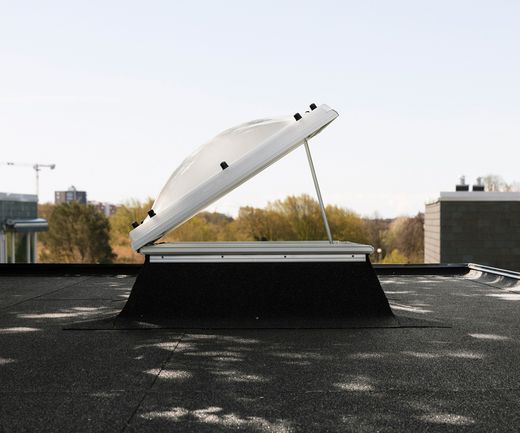 offene Lichtkuppel auf Flachdach welches mit Schweißbahnen eingedeckt ist.