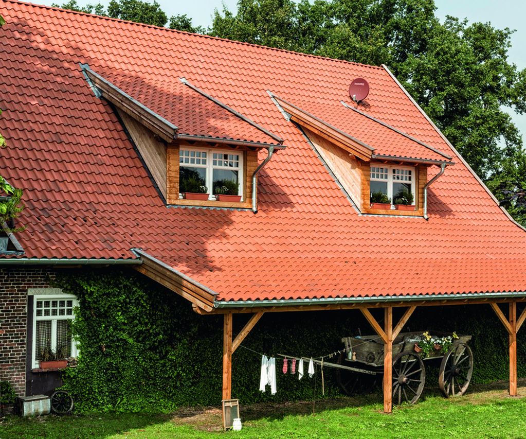 altes Gebäude neu eingedeckt mit roten Nelskamp Dachziegel H15