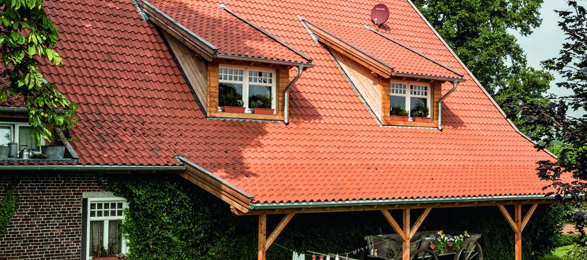 altes Gebäude neu eingedeckt mit roten Nelskamp Dachziegel H15