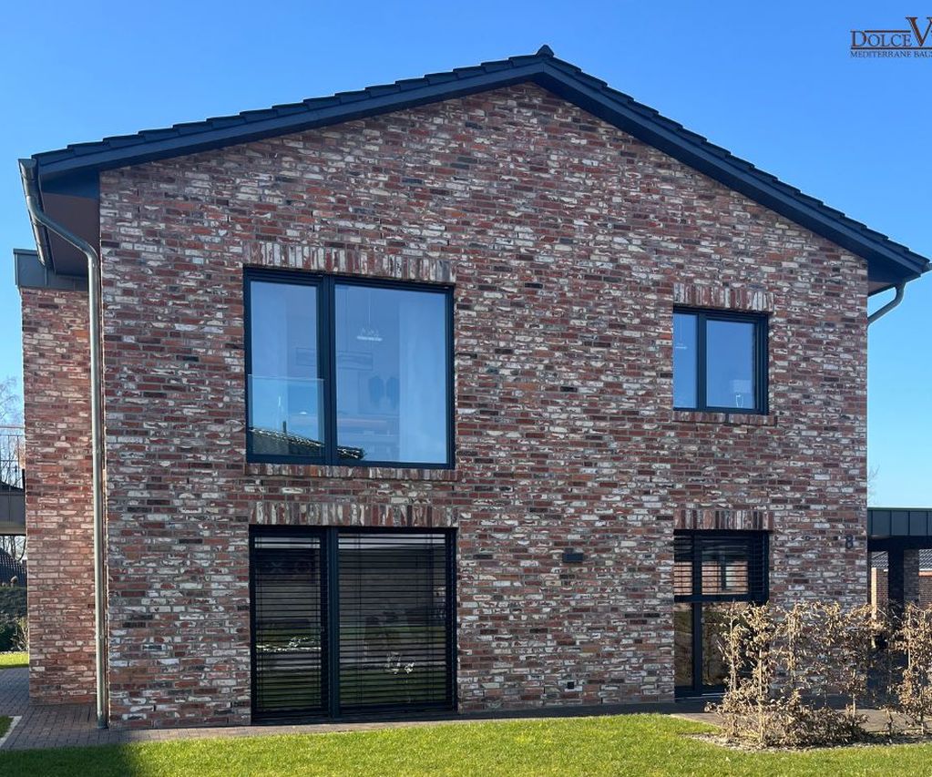 Ein Einfamilienhaus mit alten, recycelten Ziegelsteinen aus Rückbau