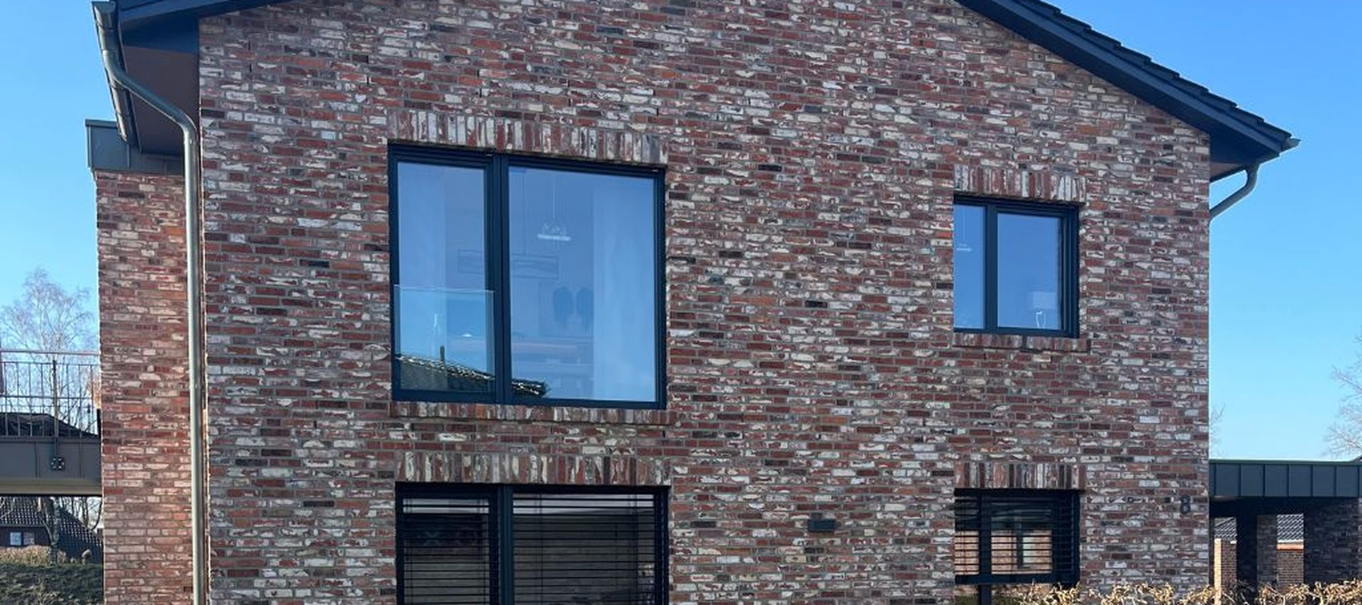 Ein Einfamilienhaus mit alten, recycelten Ziegelsteinen aus Rückbau