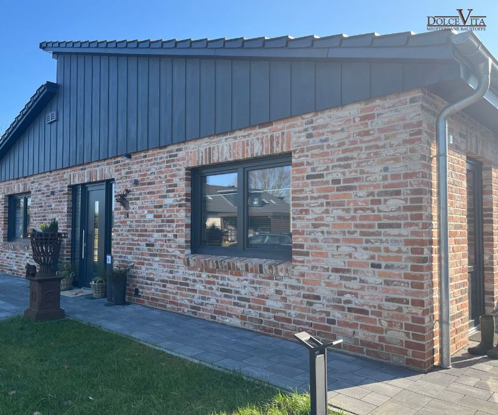 Wiederverwendete Ziegelsteine aus Rückbau für modernes Einfamilienhaus