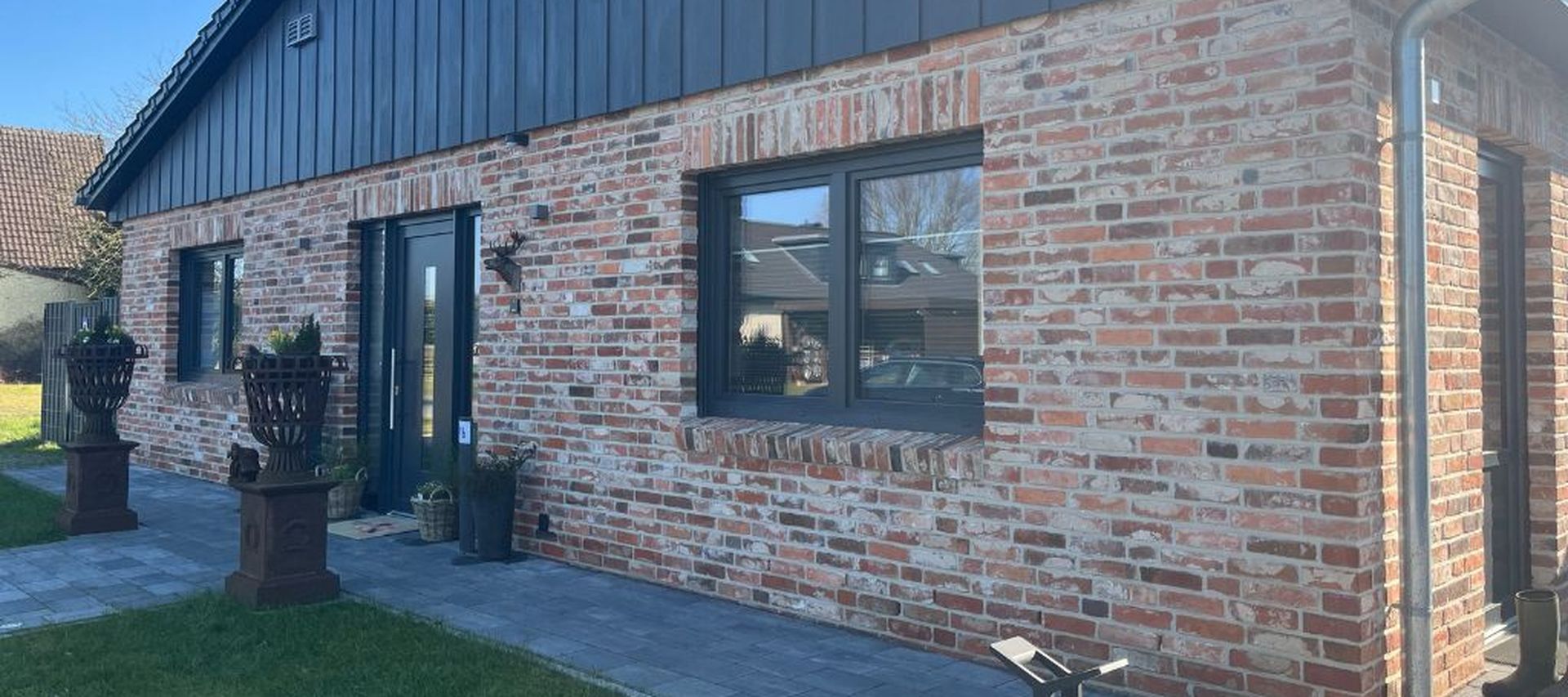 Wiederverwendete Ziegelsteine aus Rückbau für modernes Einfamilienhaus