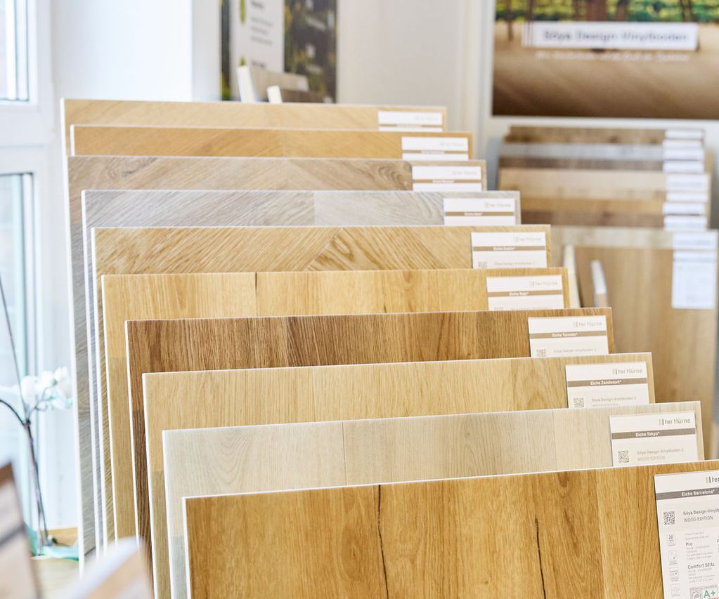 Laminat im Baustoffhandel in der Ausstellung bereit zum verkauf
