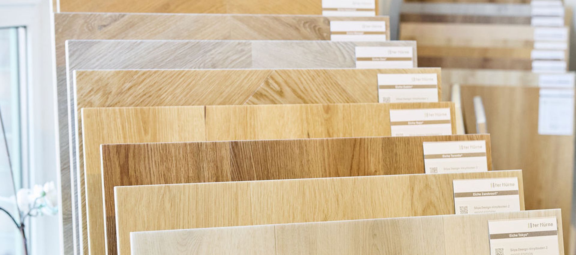 Laminat im Baustoffhandel in der Ausstellung bereit zum verkauf