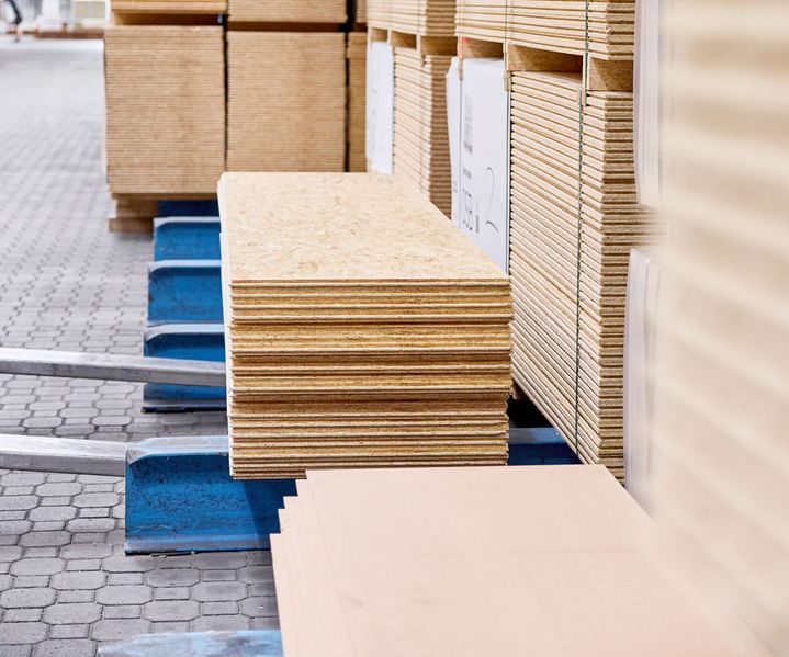 Gestapelte OSB-Platten im Baustofflager