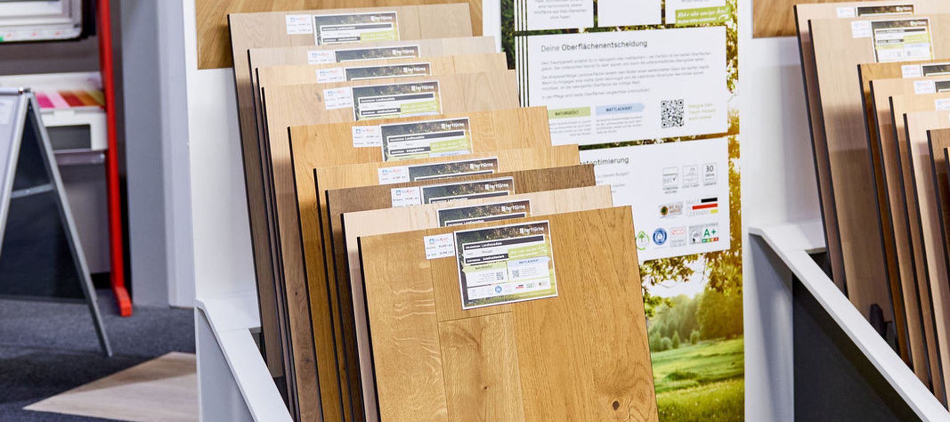 Parkett steht im Musterständer zum Verkauf in der Parkettausstellung bereit.