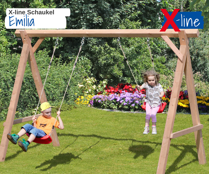 Zwei Kinder schaukeln auf einer Kinderschaukel