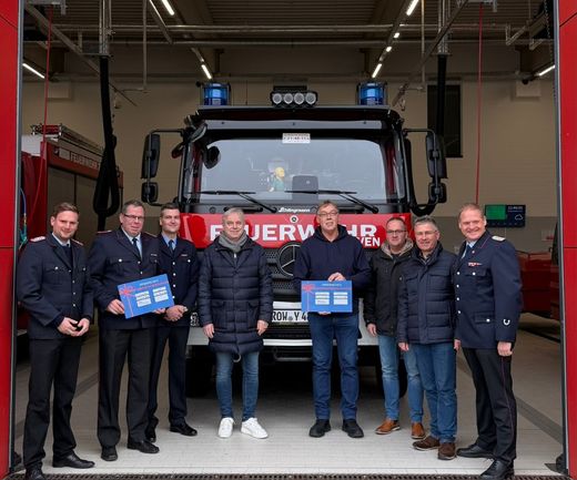 Geschäftsführer Steffen Lahde übergibt Spendencheck an die Freiwillige Feuerwehr aus Zeven und Brauel