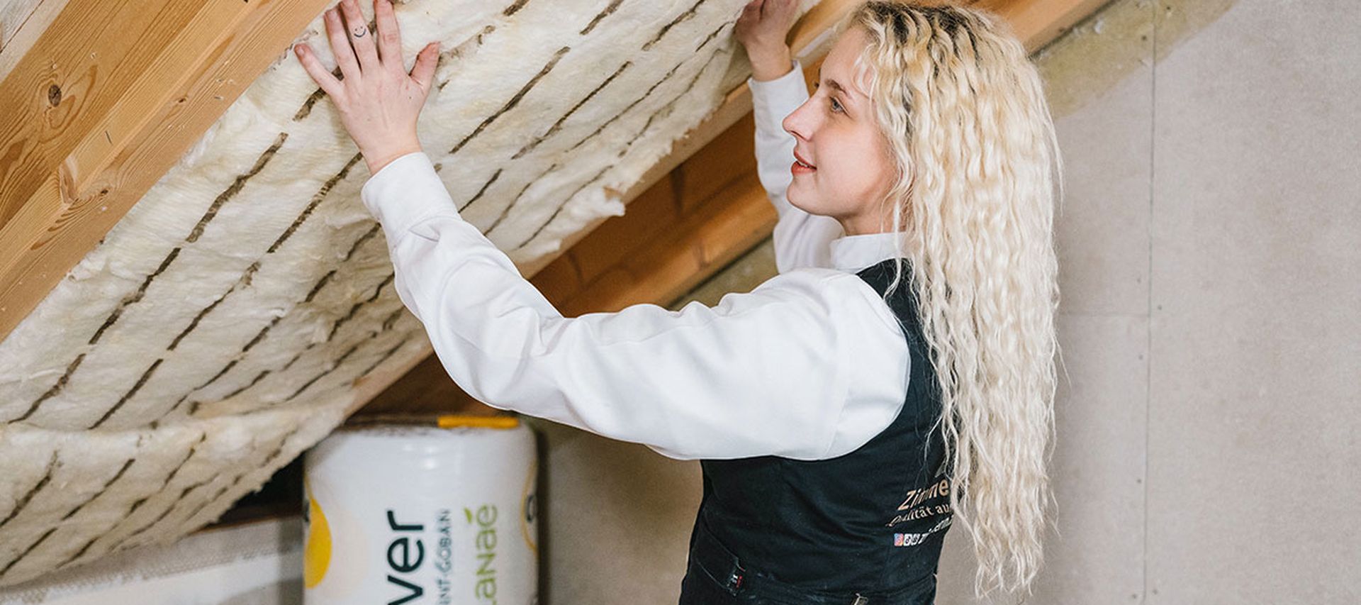 Klemmfilz wird zwischen Sparren zur Dachdämmung eingebaut