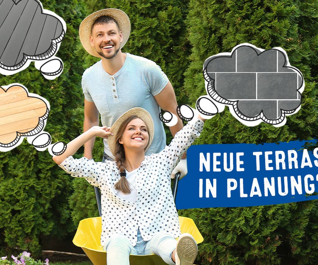 junges paerchen auf schubkarre die eine neue Terrasse planen und dafür Baustoffe kaufen möchten