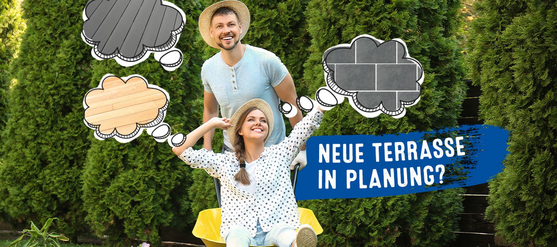 junges paerchen auf schubkarre die eine neue Terrasse planen und dafür Baustoffe kaufen möchten