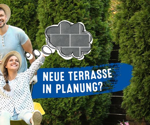 junges paerchen auf schubkarre die eine neue Terrasse planen und dafür Baustoffe kaufen möchten