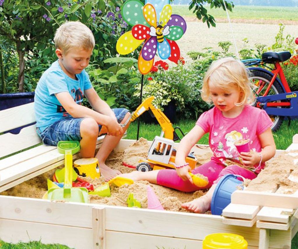 Kinder spielen in der Sandkiste