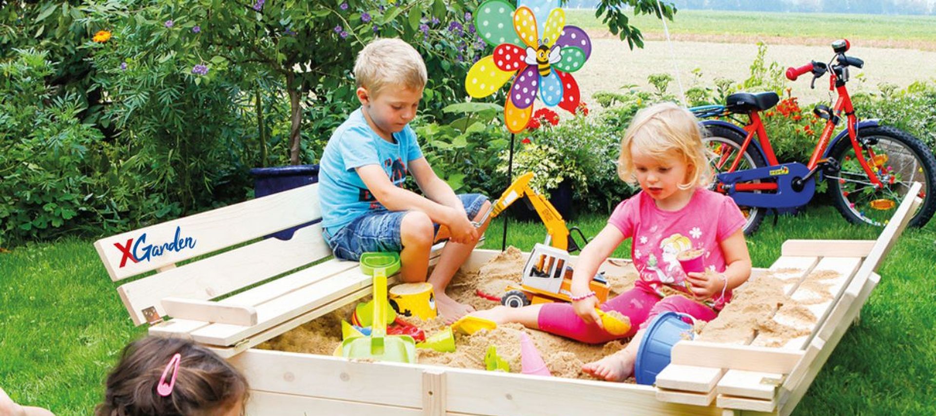 Kinder spielen in der Sandkiste