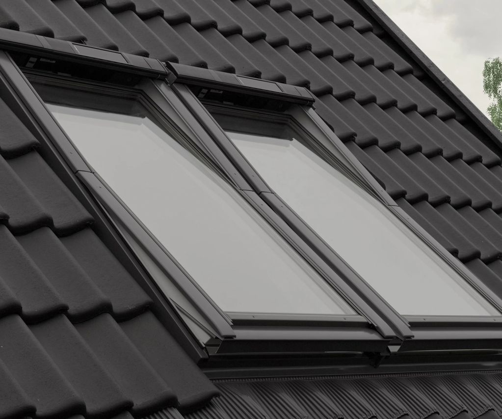 Velux Dachfenster auf einem anthrazitfarbenen Dach mit Dachziegeln