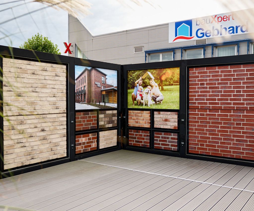 Einblick in die Klinkerausstellung, es werden verschiedene Klinkersteine in rot und beige auf Musterflächen gezeigt.