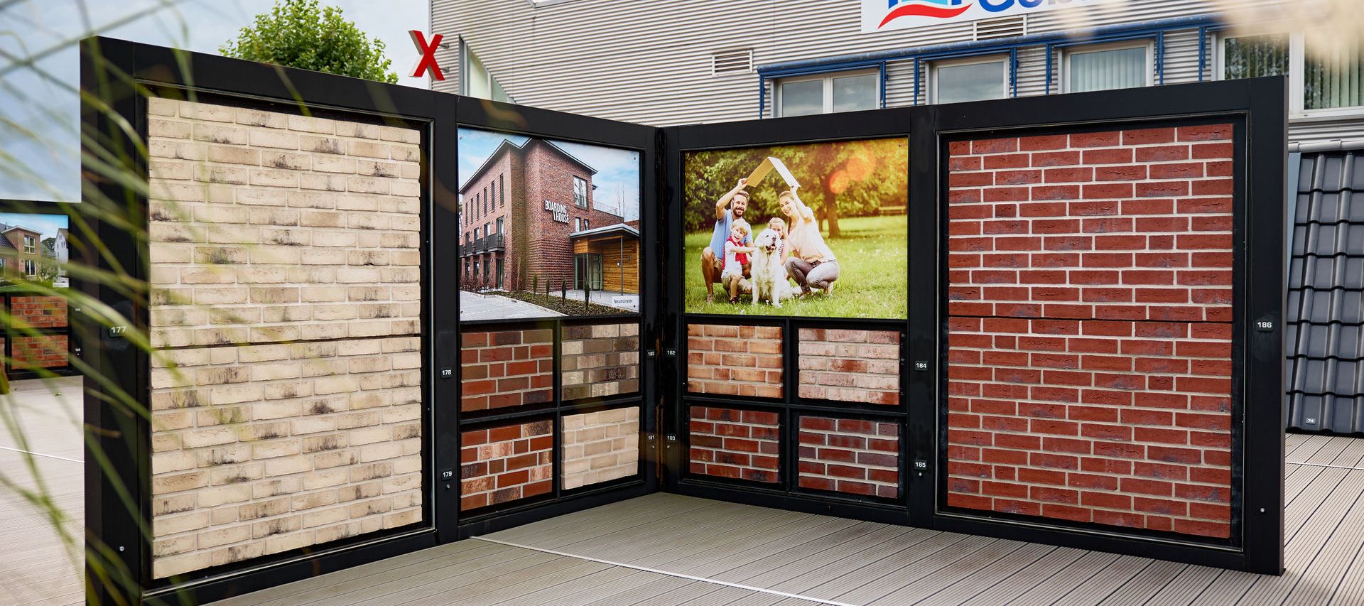 Einblick in die Klinkerausstellung, es werden verschiedene Klinkersteine in rot und beige auf Musterflächen gezeigt.