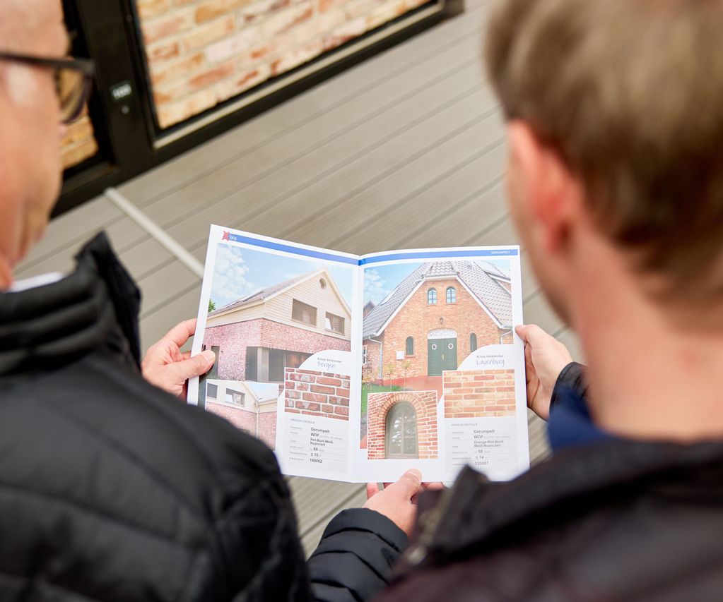 Kundenberatung im Baustoffhandel zum Thema Klinkersteine aus dem Katalog