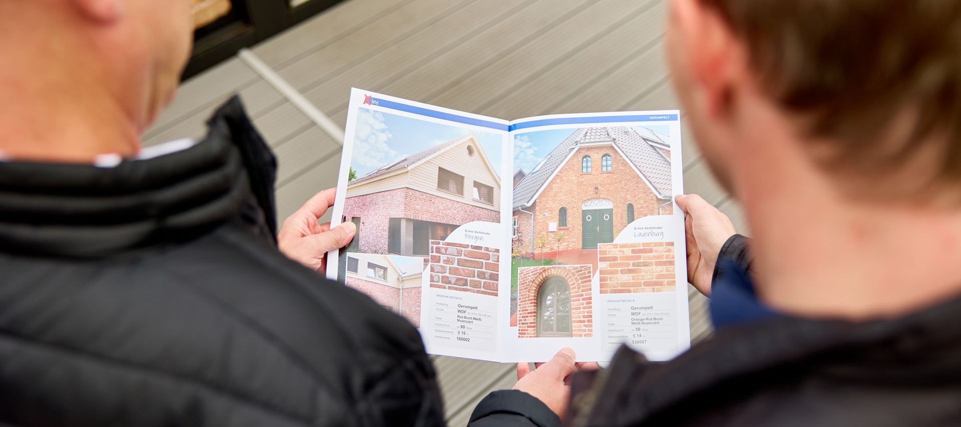 Kundenberatung im Baustoffhandel zum Thema Klinkersteine aus dem Katalog