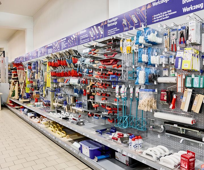 Werkzeuge im Baumarkt von bauxpert Gebhard hängen im Regal bereit zum Verkauf