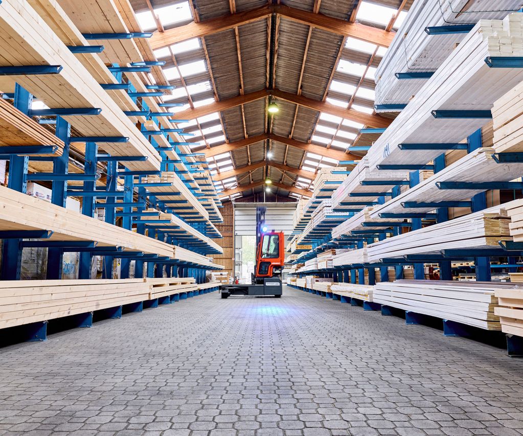 Konstruktionsvollholz im Baustoffhandel im Hochregal gelagert