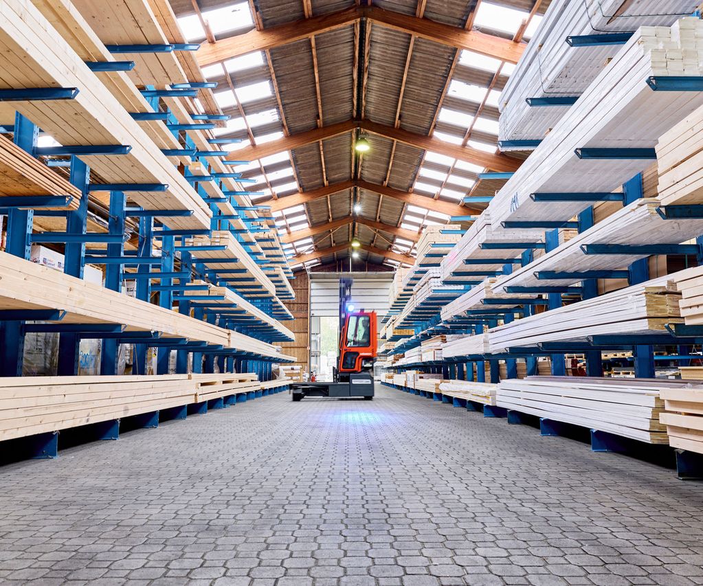 Konstruktionsvollholz (KVH) bereit zum Verkauf im Holzlager von bauXpert