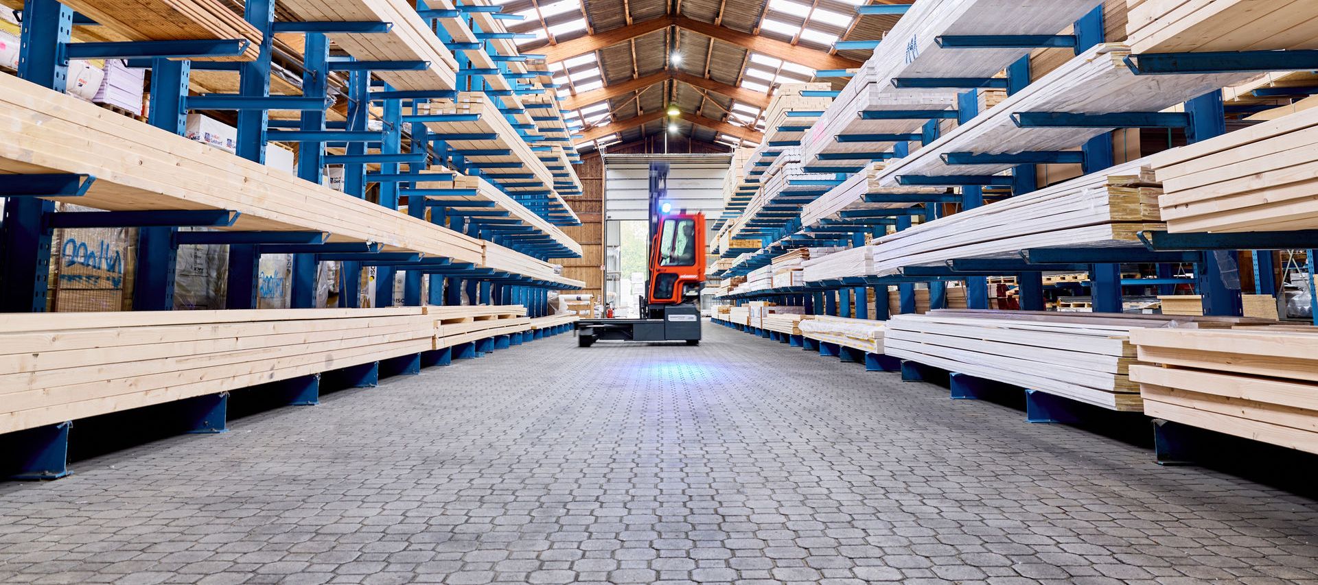 Konstruktionsvollholz im Baustoffhandel im Hochregal gelagert