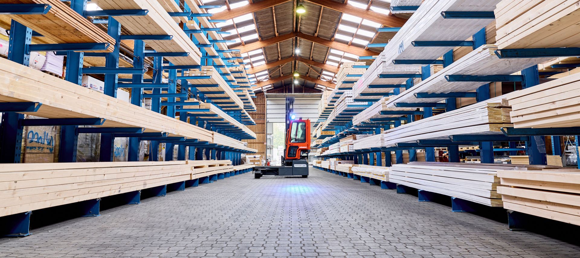 Konstruktionsvollholz (KVH) bereit zum Verkauf im Holzlager von bauXpert