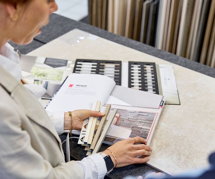 Kundenberatung zum Thema Fliesenzubehör von hinten Fotografiert